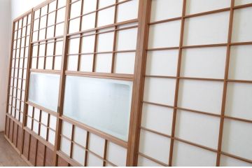 アンティーク　上手物　腰板笹木で縦格子付き!古い木味の雪見障子戸4枚セット(猫間障子戸、建具、、擦り上げ障子戸、擦上障子戸、引き戸)(R-065086)