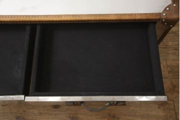 中古　ハロ(HALO)　アスプルンド(ASPLUND)取り扱い　スラブスモールコーヒーテーブル(SLAB SMALL COFFEE TABLE)　トランクのようなデザインでお部屋のアクセントになるローテーブル(センターテーブル、トランクテーブル、リビングテーブル)(定価約16万5千円)(R-065105)
