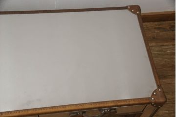中古　ハロ(HALO)　アスプルンド(ASPLUND)取り扱い　スラブスモールコーヒーテーブル(SLAB SMALL COFFEE TABLE)　トランクのようなデザインでお部屋のアクセントになるローテーブル(センターテーブル、トランクテーブル、リビングテーブル)(定価約16万5千円)(R-065105)