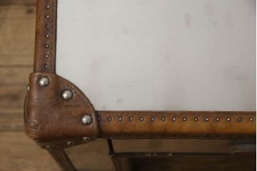 中古　ハロ(HALO)　アスプルンド(ASPLUND)取り扱い　スラブスモールコーヒーテーブル(SLAB SMALL COFFEE TABLE)　トランクのようなデザインでお部屋のアクセントになるローテーブル(センターテーブル、トランクテーブル、リビングテーブル)(定価約16万5千円)(R-065105)