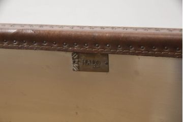 中古　ハロ(HALO)　アスプルンド(ASPLUND)取り扱い　スラブスモールコーヒーテーブル(SLAB SMALL COFFEE TABLE)　トランクのようなデザインでお部屋のアクセントになるローテーブル(センターテーブル、トランクテーブル、リビングテーブル)(定価約16万5千円)(R-065105)