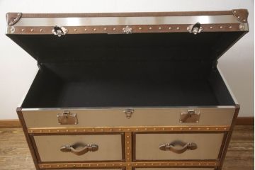 中古　ハロ(HALO)　イートンミディアムチェスト(ブラッシュドスチール)(ETON MEDIUM CHEST BRUSHED STEEL)　トランクのようなデザインが目を惹くチェスト(引き出し、サイドボード、サイドチェスト、キャビネット)(定価約27万5千円)(R-065106)