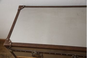 中古　ハロ(HALO)　イートンミディアムチェスト(ブラッシュドスチール)(ETON MEDIUM CHEST BRUSHED STEEL)　トランクのようなデザインが目を惹くチェスト(引き出し、サイドボード、サイドチェスト、キャビネット)(定価約27万5千円)(R-065106)