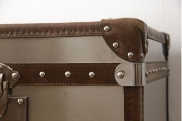 中古　ハロ(HALO)　イートンミディアムチェスト(ブラッシュドスチール)(ETON MEDIUM CHEST BRUSHED STEEL)　トランクのようなデザインが目を惹くチェスト(引き出し、サイドボード、サイドチェスト、キャビネット)(定価約27万5千円)(R-065106)