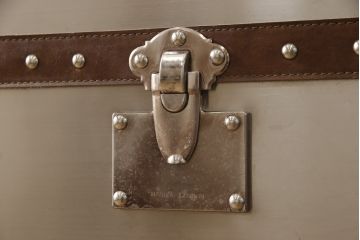 中古　ハロ(HALO)　イートンミディアムチェスト(ブラッシュドスチール)(ETON MEDIUM CHEST BRUSHED STEEL)　トランクのようなデザインが目を惹くチェスト(引き出し、サイドボード、サイドチェスト、キャビネット)(定価約27万5千円)(R-065106)