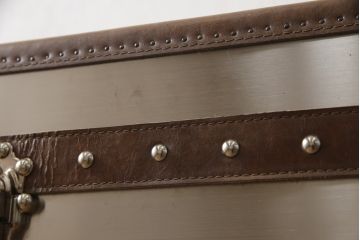 中古　ハロ(HALO)　イートンミディアムチェスト(ブラッシュドスチール)(ETON MEDIUM CHEST BRUSHED STEEL)　トランクのようなデザインが目を惹くチェスト(引き出し、サイドボード、サイドチェスト、キャビネット)(定価約27万5千円)(R-065106)
