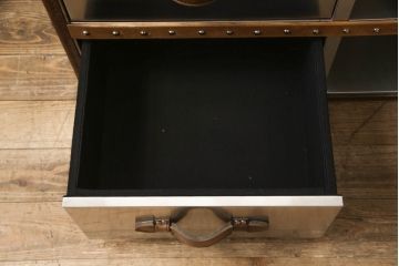 中古　ハロ(HALO)　ストニーハースト エンターテイメント ユニット(ブラッシュドスチール)(STONYHURST ENTERTAINMENT UNIT BRUSHED STEEL)　トランクのようなデザインが目を惹くテレビ台(リビングボード、テレビボード、収納棚、戸棚、引き出し、サイドボード、ローボード)(定価約27万5千円)(R-065107)