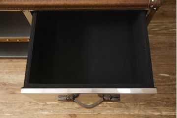 中古　ハロ(HALO)　ストニーハースト エンターテイメント ユニット(ブラッシュドスチール)(STONYHURST ENTERTAINMENT UNIT BRUSHED STEEL)　トランクのようなデザインが目を惹くテレビ台(リビングボード、テレビボード、収納棚、戸棚、引き出し、サイドボード、ローボード)(定価約27万5千円)(R-065107)