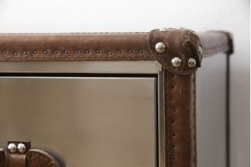 中古　ハロ(HALO)　ストニーハースト エンターテイメント ユニット(ブラッシュドスチール)(STONYHURST ENTERTAINMENT UNIT BRUSHED STEEL)　トランクのようなデザインが目を惹くテレビ台(リビングボード、テレビボード、収納棚、戸棚、引き出し、サイドボード、ローボード)(定価約27万5千円)(R-065107)