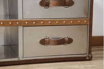 中古　ハロ(HALO)　ストニーハースト エンターテイメント ユニット(ブラッシュドスチール)(STONYHURST ENTERTAINMENT UNIT BRUSHED STEEL)　トランクのようなデザインが目を惹くテレビ台(リビングボード、テレビボード、収納棚、戸棚、引き出し、サイドボード、ローボード)(定価約27万5千円)(R-065107)