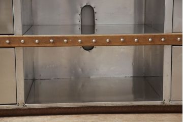 中古　ハロ(HALO)　ストニーハースト エンターテイメント ユニット(ブラッシュドスチール)(STONYHURST ENTERTAINMENT UNIT BRUSHED STEEL)　トランクのようなデザインが目を惹くテレビ台(リビングボード、テレビボード、収納棚、戸棚、引き出し、サイドボード、ローボード)(定価約27万5千円)(R-065107)