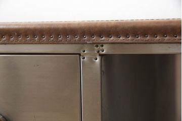 中古　ハロ(HALO)　ストニーハースト エンターテイメント ユニット(ブラッシュドスチール)(STONYHURST ENTERTAINMENT UNIT BRUSHED STEEL)　トランクのようなデザインが目を惹くテレビ台(リビングボード、テレビボード、収納棚、戸棚、引き出し、サイドボード、ローボード)(定価約27万5千円)(R-065107)
