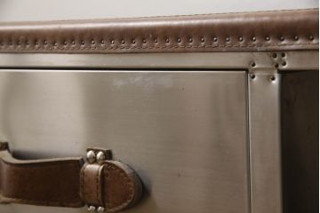中古　ハロ(HALO)　ストニーハースト エンターテイメント ユニット(ブラッシュドスチール)(STONYHURST ENTERTAINMENT UNIT BRUSHED STEEL)　トランクのようなデザインが目を惹くテレビ台(リビングボード、テレビボード、収納棚、戸棚、引き出し、サイドボード、ローボード)(定価約27万5千円)(R-065107)