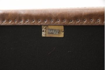 中古　ハロ(HALO)　ストニーハースト エンターテイメント ユニット(ブラッシュドスチール)(STONYHURST ENTERTAINMENT UNIT BRUSHED STEEL)　トランクのようなデザインが目を惹くテレビ台(リビングボード、テレビボード、収納棚、戸棚、引き出し、サイドボード、ローボード)(定価約27万5千円)(R-065107)