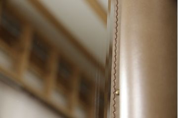 中古　希少な絶版品!　プリズミックアンドブリル(PRIZMIC&BRILL)　使い込むほどに味わいが深まる本革のパディッドミラー(レザーフレームミラー、姿見、壁掛け鏡、店舗什器、PADDED MIRROR)(定価約10万円)(R-065109)