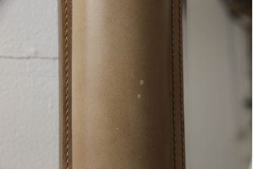 中古　希少な絶版品!　プリズミックアンドブリル(PRIZMIC&BRILL)　使い込むほどに味わいが深まる本革のパディッドミラー(レザーフレームミラー、姿見、壁掛け鏡、店舗什器、PADDED MIRROR)(定価約10万円)(R-065109)