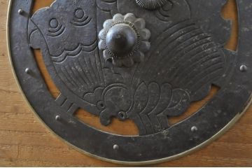 和製アンティーク　前面桐材　歴史を刻んだ趣が魅力的な蝶覆輪金具の二段重ね会津箪笥(時代箪笥、和たんす、衣装タンス、引き出し、収納箪笥)(R-065111)
