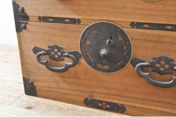 和製アンティーク　前面桐材　歴史を刻んだ趣が魅力的な蝶覆輪金具の二段重ね会津箪笥ローボード(時代箪笥、和たんす、衣装タンス、引き出し、収納箪笥、サイドボード)(R-065112)