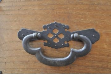 和製アンティーク　前面桐材　歴史を刻んだ趣が魅力的な蝶覆輪金具の二段重ね会津箪笥ローボード(時代箪笥、和たんす、衣装タンス、引き出し、収納箪笥、サイドボード)(R-065112)