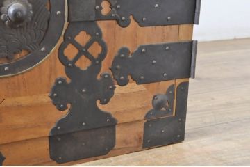 和製アンティーク　前面桐材　歴史を刻んだ趣が魅力的な蝶覆輪金具の二段重ね会津箪笥ローボード(時代箪笥、和たんす、衣装タンス、引き出し、収納箪笥、サイドボード)(R-065112)