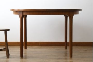 イギリスビンテージ　北欧ビンテージ　チーク材　McIntosh(マッキントッシュ)　木の温もりが感じられるエクステンションテーブル(ラウンドテーブル、ダイニングテーブル、拡張式テーブル、2人掛け、4人掛け、6人掛け、2P、4P、6P、ヴィンテージ、北欧)(R-065135)