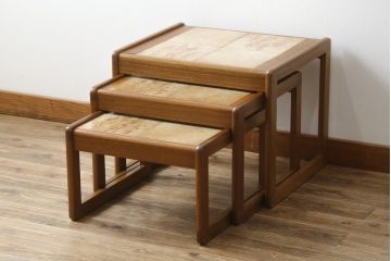 イギリスビンテージ　タイルトップ　ミッドセンチュリーな雰囲気漂うネストテーブル(サイドテーブル、カフェテーブル、コーヒーテーブル、ローテーブル、ヴィンテージ)(R-065150)