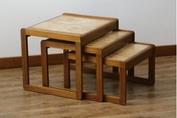 イギリスビンテージ　タイルトップ　ミッドセンチュリーな雰囲気漂うネストテーブル(サイドテーブル、カフェテーブル、コーヒーテーブル、ローテーブル、ヴィンテージ)(R-065150)