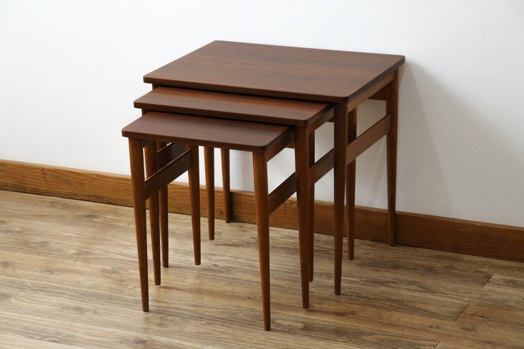 イギリスビンテージ　天板ローズウッド　北欧テイストのお部屋におすすめ!!スタイリッシュなデザインが魅力のネストテーブル　(R-065155)