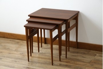 イギリスビンテージ　天板ローズウッド　北欧テイストのお部屋におすすめ!!スタイリッシュなデザインが魅力のネストテーブル　(R-065155)