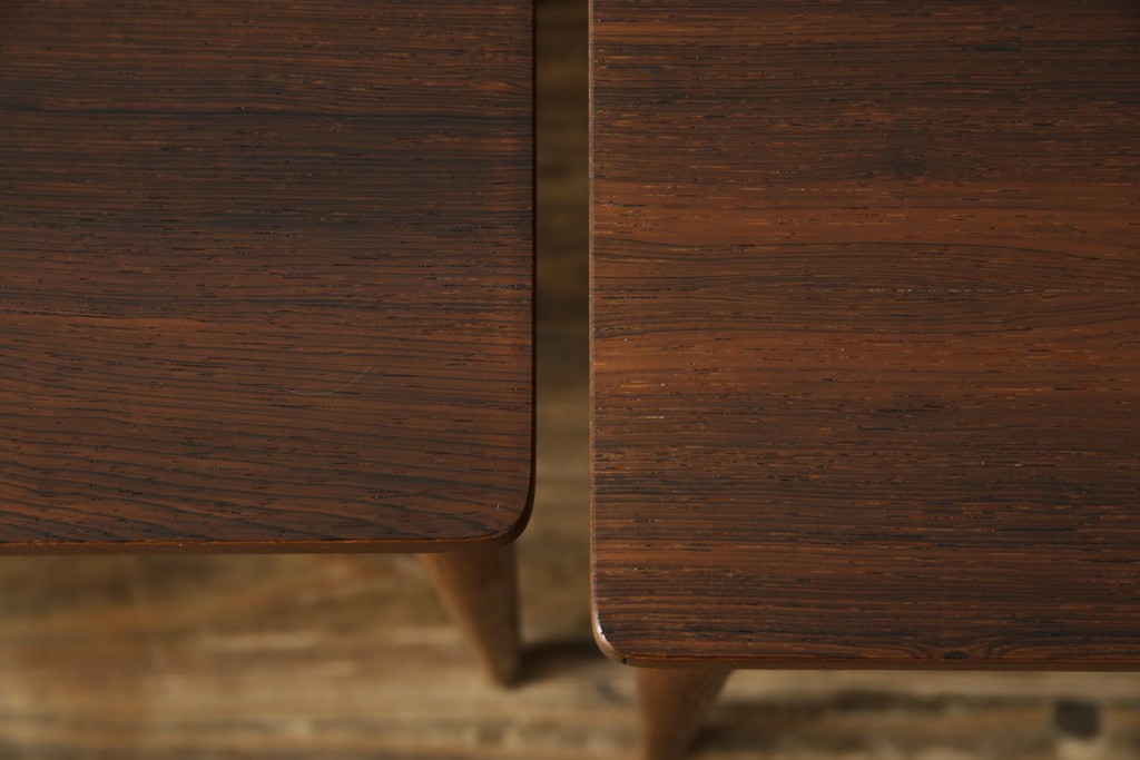 イギリスビンテージ　天板ローズウッド　北欧テイストのお部屋におすすめ!!スタイリッシュなデザインが魅力のネストテーブル　(R-065155)