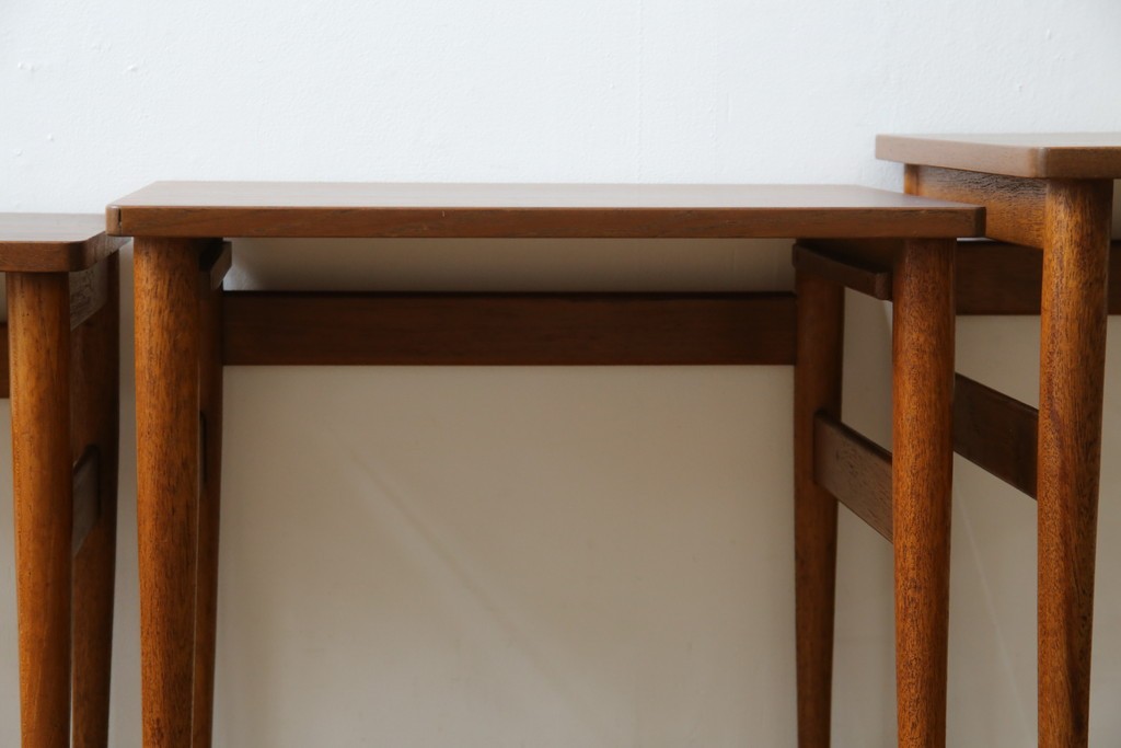 イギリスビンテージ　天板ローズウッド　北欧テイストのお部屋におすすめ!!スタイリッシュなデザインが魅力のネストテーブル　(R-065155)