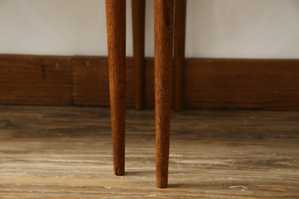 イギリスビンテージ　天板ローズウッド　北欧テイストのお部屋におすすめ!!スタイリッシュなデザインが魅力のネストテーブル　(R-065155)