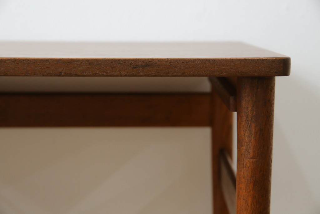 イギリスビンテージ　天板ローズウッド　北欧テイストのお部屋におすすめ!!スタイリッシュなデザインが魅力のネストテーブル　(R-065155)