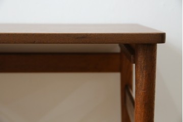 イギリスビンテージ　天板ローズウッド　北欧テイストのお部屋におすすめ!!スタイリッシュなデザインが魅力のネストテーブル　(R-065155)