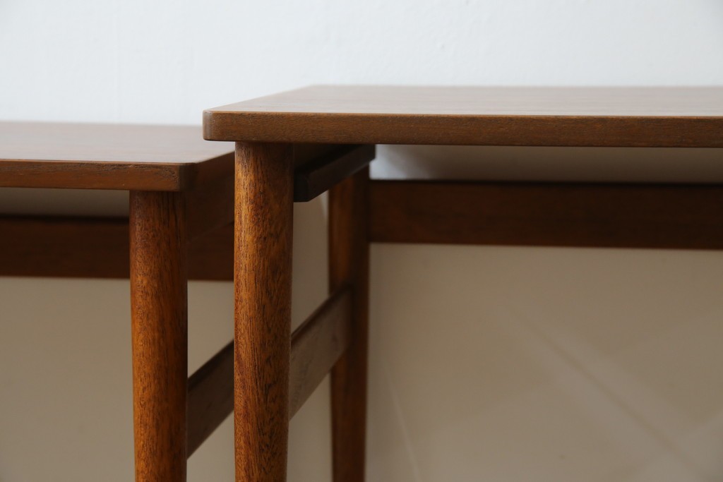 イギリスビンテージ　天板ローズウッド　北欧テイストのお部屋におすすめ!!スタイリッシュなデザインが魅力のネストテーブル　(R-065155)