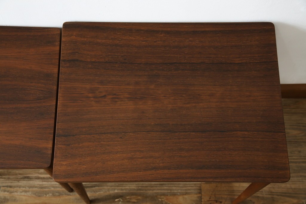 イギリスビンテージ　天板ローズウッド　北欧テイストのお部屋におすすめ!!スタイリッシュなデザインが魅力のネストテーブル　(R-065155)