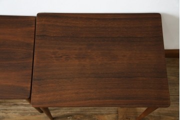 イギリスビンテージ　天板ローズウッド　北欧テイストのお部屋におすすめ!!スタイリッシュなデザインが魅力のネストテーブル　(R-065155)