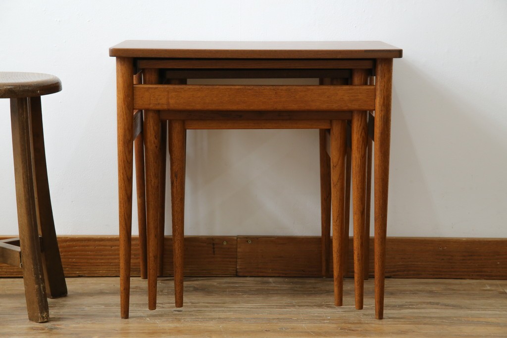 イギリスビンテージ　天板ローズウッド　北欧テイストのお部屋におすすめ!!スタイリッシュなデザインが魅力のネストテーブル　(R-065155)