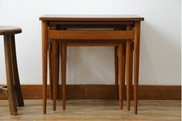 イギリスビンテージ　天板ローズウッド　北欧テイストのお部屋におすすめ!!スタイリッシュなデザインが魅力のネストテーブル　(R-065155)