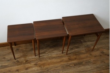 イギリスビンテージ　天板ローズウッド　北欧テイストのお部屋におすすめ!!スタイリッシュなデザインが魅力のネストテーブル　(R-065155)