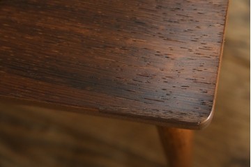 イギリスビンテージ　天板ローズウッド　北欧テイストのお部屋におすすめ!!スタイリッシュなデザインが魅力のネストテーブル　(R-065155)