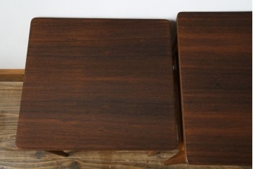 イギリスビンテージ　天板ローズウッド　北欧テイストのお部屋におすすめ!!スタイリッシュなデザインが魅力のネストテーブル　(R-065155)