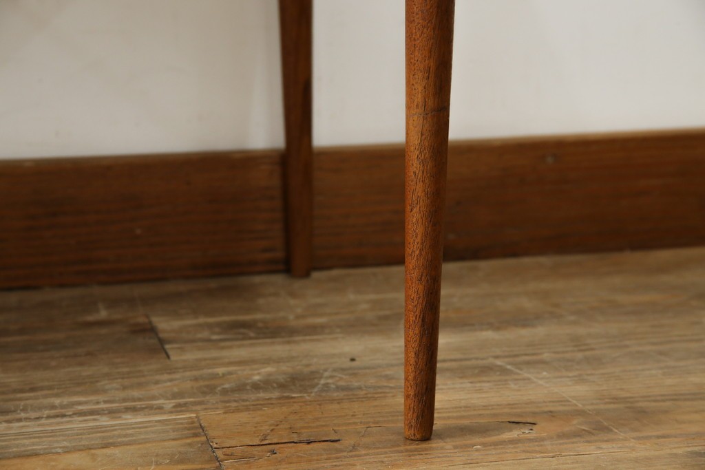 イギリスビンテージ　天板ローズウッド　北欧テイストのお部屋におすすめ!!スタイリッシュなデザインが魅力のネストテーブル　(R-065155)