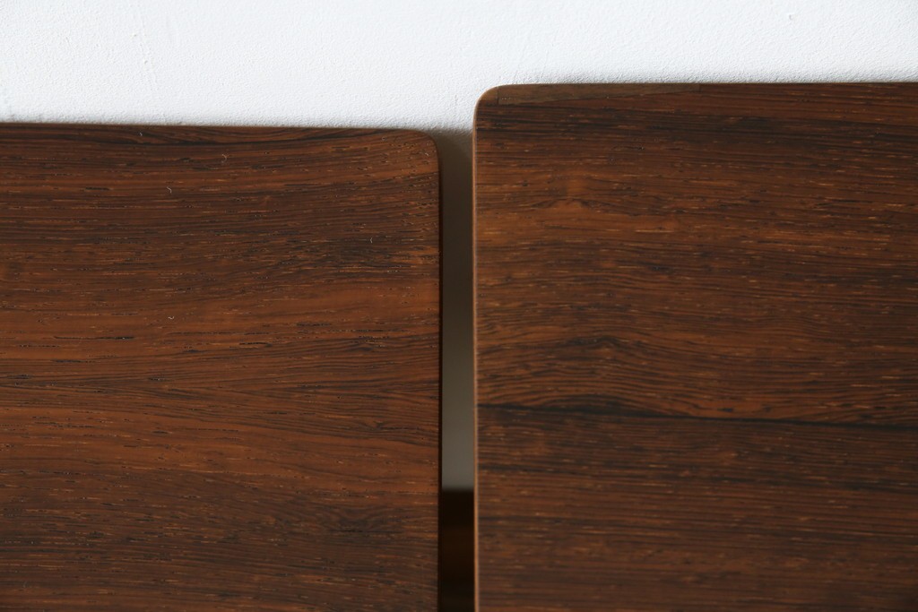 イギリスビンテージ　天板ローズウッド　北欧テイストのお部屋におすすめ!!スタイリッシュなデザインが魅力のネストテーブル　(R-065155)