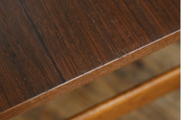 イギリスビンテージ　天板ローズウッド　北欧テイストのお部屋におすすめ!!スタイリッシュなデザインが魅力のネストテーブル　(R-065155)