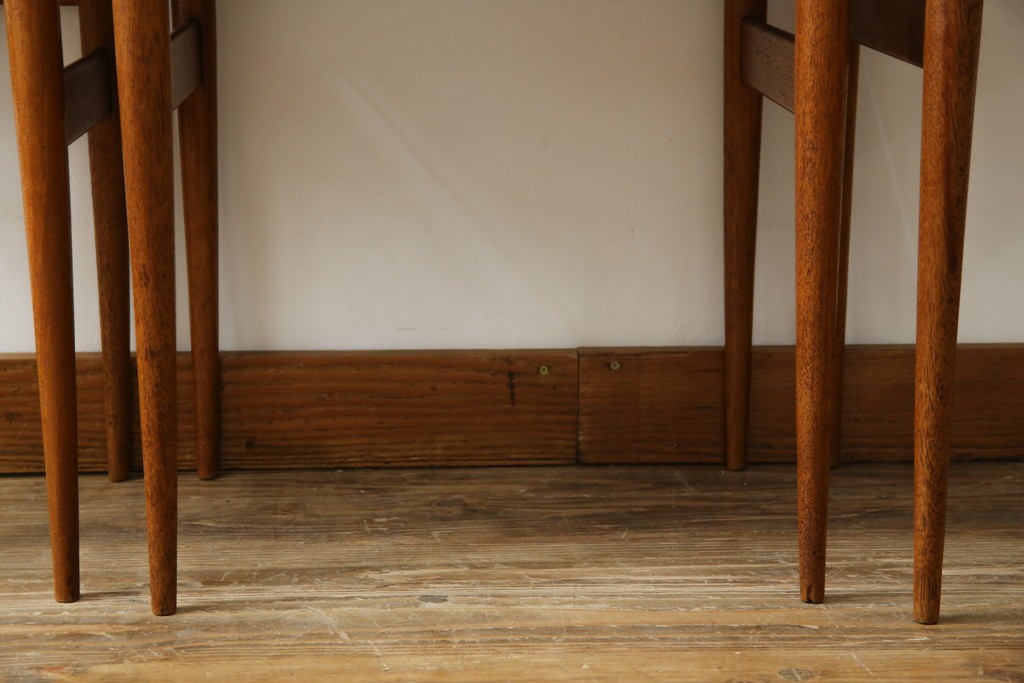 イギリスビンテージ　天板ローズウッド　北欧テイストのお部屋におすすめ!!スタイリッシュなデザインが魅力のネストテーブル　(R-065155)