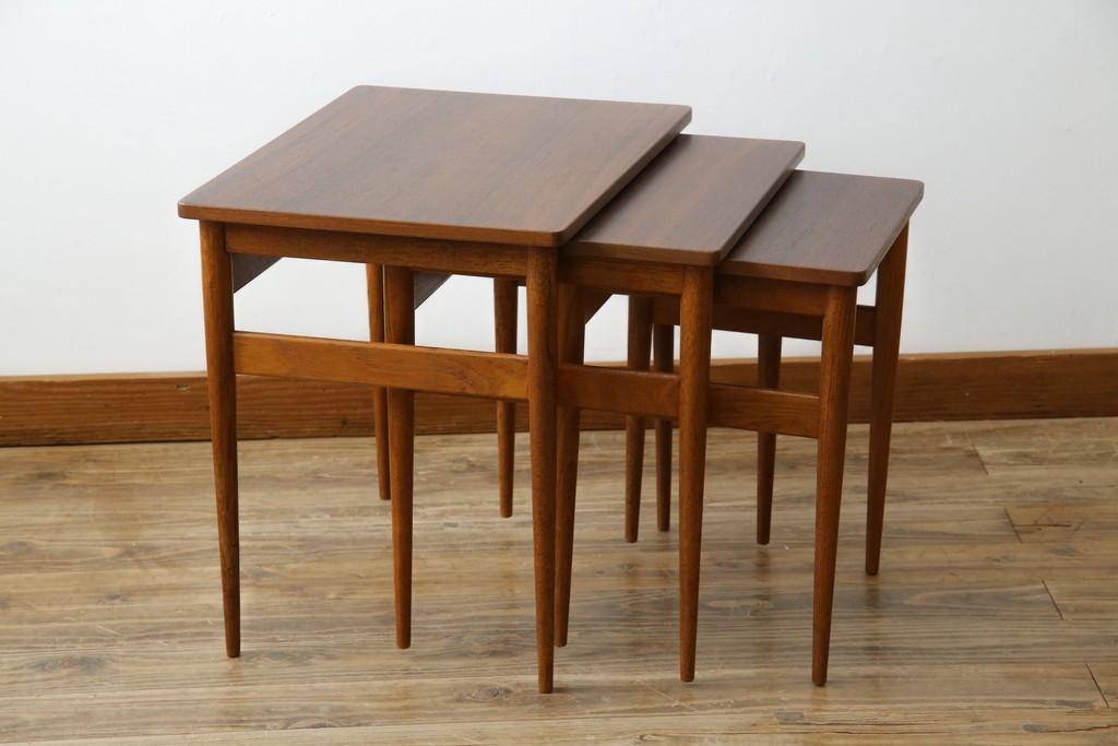 イギリスビンテージ　天板ローズウッド　北欧テイストのお部屋におすすめ!!スタイリッシュなデザインが魅力のネストテーブル　(R-065155)