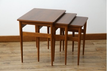 イギリスビンテージ　天板ローズウッド　北欧テイストのお部屋におすすめ!!スタイリッシュなデザインが魅力のネストテーブル　(R-065155)