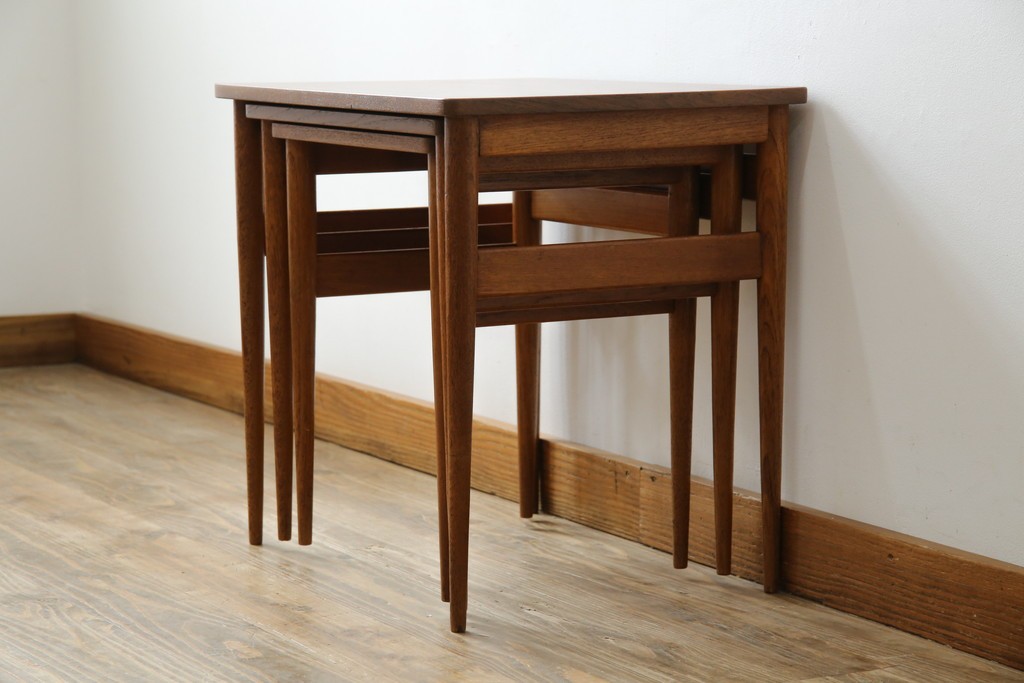 イギリスビンテージ　天板ローズウッド　北欧テイストのお部屋におすすめ!!スタイリッシュなデザインが魅力のネストテーブル　(R-065155)