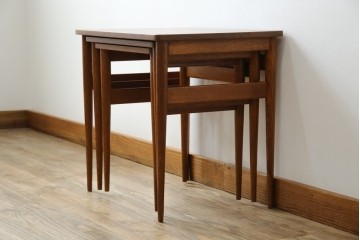 イギリスビンテージ　天板ローズウッド　北欧テイストのお部屋におすすめ!!スタイリッシュなデザインが魅力のネストテーブル　(R-065155)